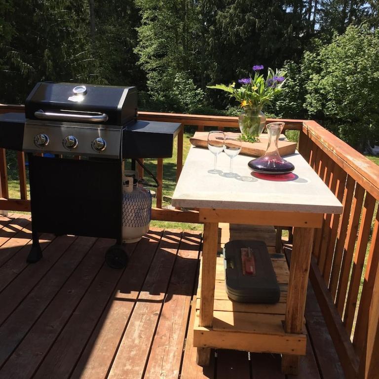Cozy ,Artistic Cottage In A Garden Setting Close To The Beach And Hiking Trails. Powell River Zewnętrze zdjęcie
